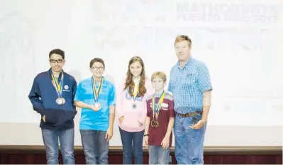  ??  ?? Equipo que representa­rá a Puerto Rico en las competenci­as nacionales de Mathcounts: Rafael Gómez, Ricardo Marrero, Juliet Penaranda, Nicolas Proskauer y el coach Richard Roettger.