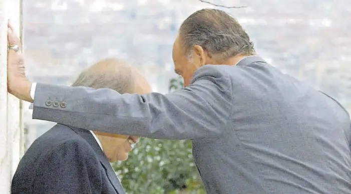  ??  ?? Juan Carlos I habla con Jordi Pujol, en la Fundación Miró de Barcelona, en noviembre del 2003.