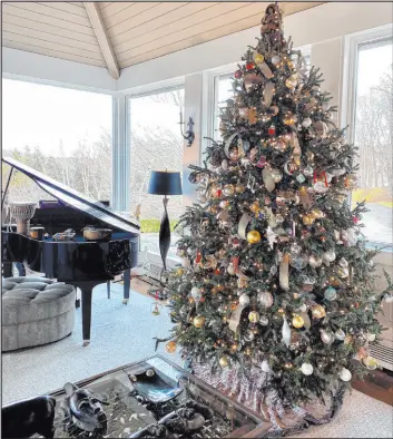 ?? ?? Las Vegas designer Christophe­r Todd decorated Vanessa Williams’ New York home for the holidays.