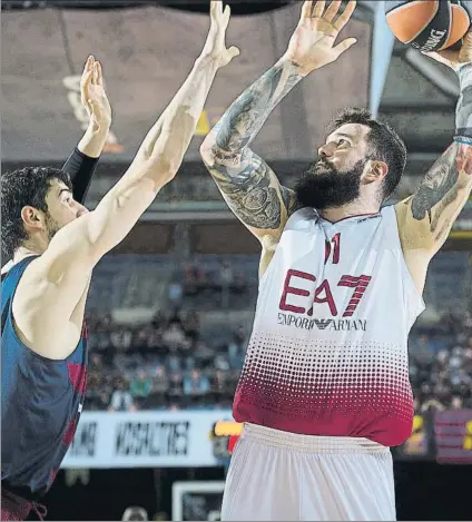  ?? FOTO: GETTY IMAGES ?? Miroslav Raduljica lanza por encima de Ante Tomic en la visita del Armani Milán al Palau en la pasada Euroliga