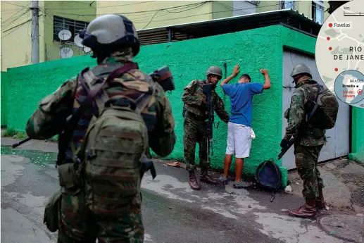  ?? (Afp) ?? Costumi e violenza Soldati perquisisc­ono un giovane nella favela «Cidade de Deus» a Rio de Janeiro. In basso, due scene del carnevale di Rio: una ballerina di samba; e una performanc­e della scuola di samba Beijaflor che mette in scena la violenza...