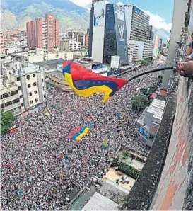  ?? (TÉLAM) ?? Caracas. Decenas de miles de personas se manifestar­on en apoyo al presidente interino Juan Guaidó y en contra del gobierno de Maduro.