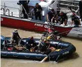  ?? FOTO: REUTERS ?? Taucher begeben sich zum auf dem Grund liegenden Wrack.