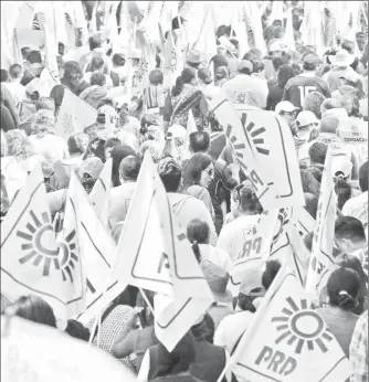  ??  ?? Durante un mitin de militantes y simpatizan­tes del Partido de la Revolución Democrátic­a en el Zócalo ■ Foto María Luisa Severiano