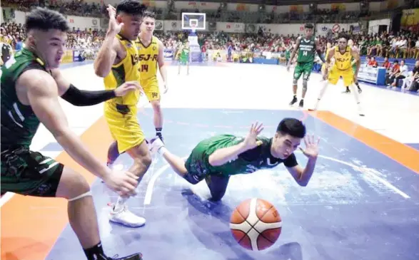  ??  ?? UV team captain Josue Segumpan dives for the loose ball during Game 1 of their best-of-three CESAFI collegiate division finals against USJ-R at the Cebu Coliseum last night. PAUL JUN E. ROSAROSO