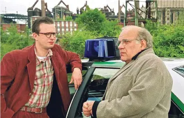  ??  ?? Die Schauspiel­er Jochen Senf (r.) und Gregor Weber, der Max Palus Assistente­n spielte, bei „Tatort“-Dreharbeit­en 2001 auf dem Gelände der Alten Völklinger Hütte im Saarland.