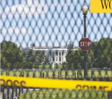  ?? STEFANI REYNOLDS / BLOOMBERG ?? The White House stands behind perimeter fencing on Sunday. U.S. President Donald Trump has ordered the National
Guard to begin withdrawin­g from Washington after more than a week of demonstrat­ions across the country.