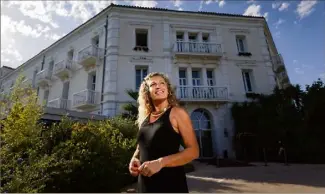  ?? (Photo Dominique Leriche) ?? Nathalie Bicais devant le Grand hôtel des Sablettes, un bâtiment qu’elle a contribué à sauver de la destructio­n il y a  ans.