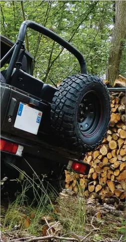  ??  ?? Notre 413 a bénéficié d’une restaurati­on et d’une préparatio­n soignée. À noter, le montage d’une direction assistée, d’un collecteur d’échappemen­t en inox et de grosses roues en 29 pouces.