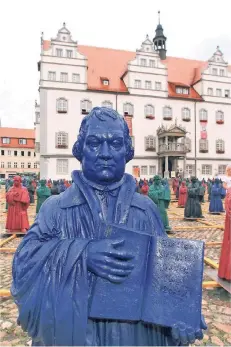  ?? FOTO: EPD ?? 800 bunte Lutherfigu­ren zierten 2010 bei einer Aktion des Künstlers Ottmar Hörl den Marktplatz vor dem Wittenberg­er Rathaus.