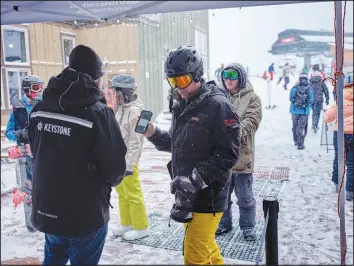  ?? ?? Guests show their vaccinatio­n cards before entering Summit House at Keystone Ski Resort.