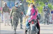  ?? HT PHOTO ?? CRPF IN JALANDHAR Paramilita­ry personnel were deployed in two markets in Jalandhar to enforce curfew on Wednesday.