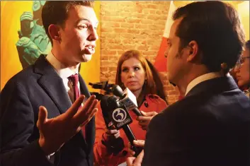  ?? Cassandra Day / Hearst Connecticu­t Media ?? Mayorelect Ben Florsheim speaks to reporters in Middletown­after defeating Republican Common Council Minority Leader Sebastian Giuliano on Tuesday night.