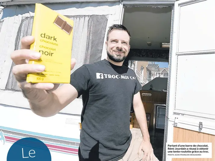  ??  ?? Partant d’une barre de chocolat, Rémi Jourdain a réussi à obtenir une tente-roulotte grâce au troc.