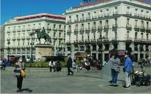  ?? PLATÓN ?? La céntrica plaza de Sol tardó semanas en recuperar su aspecto habitual