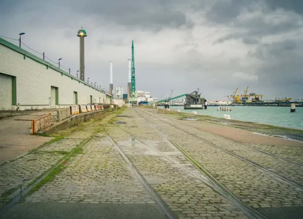  ??  ?? Ci-dessus : Actuel port du Havre
Ci-contre : En plus de la nature, l’industrial­isation a aussi inspiré les impression­nistes, comme ici le port du Havre, en pleine évolution, peint par Camille Pissarro en 1903.