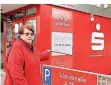  ?? FOTO: STANIEK ?? Gertrud Helten am Geldautoma­ten der Sparkasse in Gustorf.