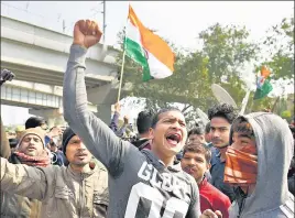  ??  ?? ■
Members of right-wing groups took out a protest at Shaheen Bagh on Sunday, against the protest that has led to the closure of road 13A in the area for more than a month now. SANCHIT KHANNA/HT PHOTO