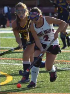  ?? PETE BANNAN PBANNAN — 1ST-CENTURYMED­IA.COM ?? Garnet Valley’s Sophie Easter moves the ball up field in the first half against Unionville’s Dani Panati. The Indians downed the Jaguars to advance to the second round of the District 1 Class 3A field hockey tournament.
