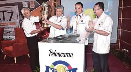  ?? [FOTO SADDAM YUSOFF/BH] ?? Ahmad Zahid bersama Shahrir (kiri) dan Anuar (dua dari kanan) melancarka­n Iktiraf 2017 selepas merasmikan Mesyuarat Agung Tahunan Kali Ke-7 MBFM di Kuala Lumpur, semalam.