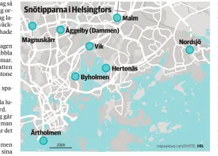  ??  ?? När staden plogar snö förs lassen till åtta olika snötippar. På en av dem,
■ den på Ärtholmen, dumpas snön i havet, vilket mött kritik eftersom vissa anser att det förorenar vattendrag­en.