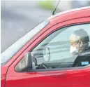  ?? Foto: imago images/CTK Photo ?? Im Auto mit Maske – erlaubt oder nicht?