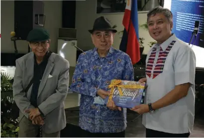  ?? ?? Virgilio S. Almario (center) with Poet Marne Kilates (leftmost) and UP Chancellor Edgardo Carlo L. Vistan II (rightmost)