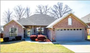  ?? PHOTOS BY EMILY EDMISTEN/Arkansas Democrat-Gazette ?? Inside this one-level brick home are four bedrooms, two-and-a-half baths and open,   owing living spaces. The privacy-fenced backyard offers plenty of space for outdoor living.