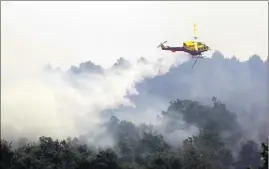  ??  ?? Des moyens aériens très importants ont lutté tout l’après-midi. Leur rapidité d’interventi­on a permis de contenir un feu parti violemment.