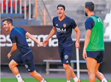  ??  ?? QUIERE CONTINUAR. Guedes, sonriente durante el entrenamie­nto de ayer del Valencia.