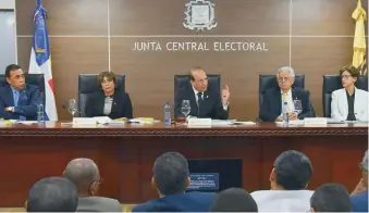  ?? ARCHIVO ?? ↑ La Junta Central Electoral tuvo que convocar a una audiencia pública para debatir el arrastre.