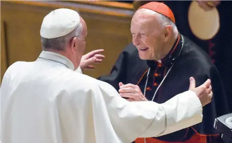  ?? (Afp) ?? Negli UsaUna foto di Bergoglio con l’ex arcivescov­o di Washington Theodore Mccarrick il 23 settembre 2015 durante la visita del Papa negli Stati Uniti. Francesco ha «spretato» l’ex cardinale condannato dal Vaticano per molestie e abusi su minori e adulti