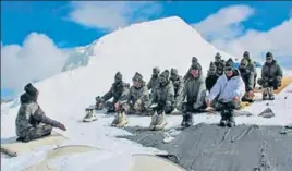  ?? HT/PTI ?? Army jawans perform ‘asanas’ in Siachen and (right) members of the Indian community during an event to mark the third Internatio­nal Yoga Day at Times Square in New York on Wednesday .