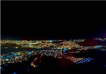  ?? Foto | LA PATRIA ?? Juan David hurtado (@ juanda. 35), con ayuda de su drone, logró esta fotografía nocturna de Villamaría y Manizales.
