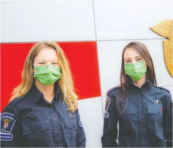  ?? ASHLEY FRASER ?? Emma Freeman-Harkin, left, a new call taker with the Ottawa Paramedic Service, and communicat­ions officer Dominique Von Getz helped deliver two babies over the phone on the weekend. Freeman-Harkin has had the job only since September .