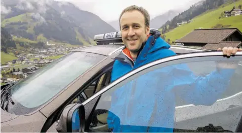  ?? BILD: SN/THOMAS AUINGER ?? Der Bergdoktor in seinem Element. Ernst Toferer kehrte in den Pongau zurück. Er hat sogar in Großarl familiäre Wurzeln: Sein Ururgroßva­ter stammte vom Schornlehe­n.