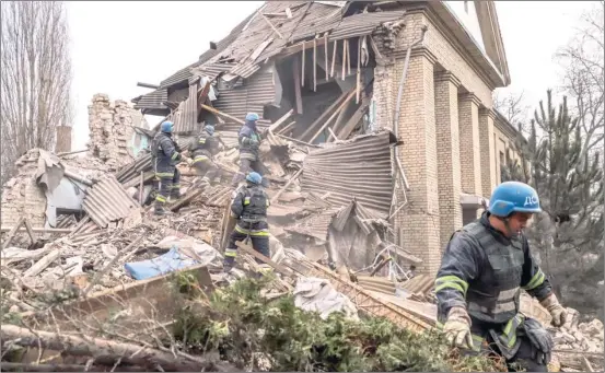  ?? Foto Ap ?? ▲ Bomberos ucranios retiran los escombros de una maternidad alcanzada por misiles rusos en la localidad de Vilniansk, Zaporiyia.