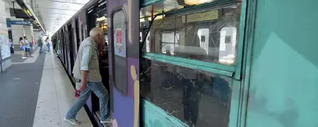  ??  ?? Linea B Uno dei vecchi treni della metro in cui si viaggia con i finestrini aperti perchè l’aria condiziona­ta non funziona