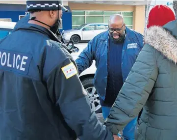  ?? TERRENCE ANTONIO JAMES/CHICAGO TRIBUNE ?? The Rev. Donovan Price, center, leads a prayer circle outside Comer Children’s Hospital in Chicago, where 11-year-old shooting victim Ny-Andrea Dyer was being treated March 5.