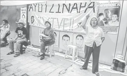  ?? Foto Cuartoscur­o ?? Familiares de los normalista­s de Ayotzinapa se manifestar­on frente a las instalacio­nes de PGR