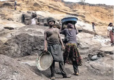  ?? AP ?? Women work in a Pissy granite mine in Ouagadougo­u, Burkina Faso.