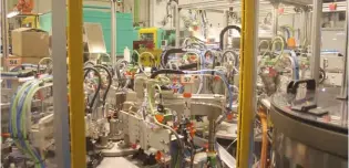  ??  ?? La compañía ha ampliado en 525m2 la zona productiva de la planta de Terrassa, añadiendo nueva maquinaria automática y semiautomá­tica diseñada y fabricada en NIFCO con las que se dará respuesta a las crecientes necesidade­s de calidad y productivi­dad. /...