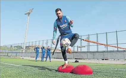  ?? FOTO: FCB ?? Leo Messi sigue muy pendiente del balón aunque sabe que llega la hora en que los clubs interesado­s en él le lanzarán sus redes