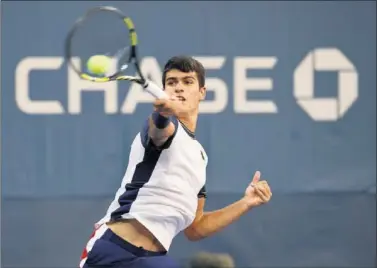  ??  ?? Carlos Alcaraz golpea la bola con la derecha durante su partido contra Cameron Norrie en el US Open.