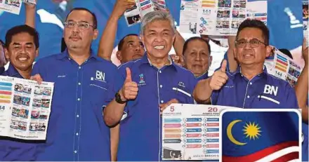  ?? BERNAMA PIC ?? Deputy Prime Minister Datuk Seri Dr Ahmad Zahid Hamidi at the launch of the Hulu Terengganu Barisan Nasional election machinery in Kuala Berang yesterday. With him are Deputy Communicat­ions and Multimedia Minister Datuk Seri Jailani Johari (second from...