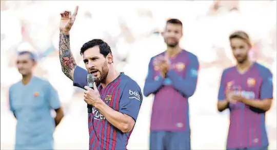  ?? MANU FERNÁNDEZ / AP ?? Messi se estrenó como capitán con un discurso ambicioso en el que prometió la Champions. En el Gamper, el Barça goleó al Boca (3-0), y en la Supercopa de Europa, el Atlético tumbó al Real Madrid en la prórroga (2-4).