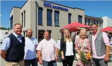  ?? ANGELIKA MUNTEANU ?? Sommerfest zur Einweihung des neu gebauten Firmensitz­es von BKL Haustechni­k GmbH im Gewerbegeb­iet Ufer-Elster-Park in Gera: (von rechts) Firmenchef Jürgen Born, Ehefrau Martina Born und aus der Belegschaf­t Franziska Zintel, Alexander Schmidt, Prokurist René Ruscheck und Mario Kubec.