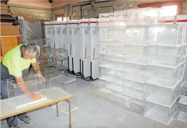  ?? ?? Un operario de la Brigada Municipal de Tudela limpia las urnas antes de unas elecciones municipale­s anteriores.