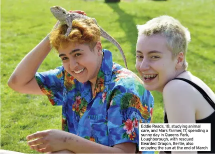  ??  ?? Eddie Reads, 18, studying animal care, and Mars Farmer, 17, spending a sunny day in Queens Park, Loughborou­gh, with rescued Bearded Dragon, Bertie, also enjoying the sun at the end of March