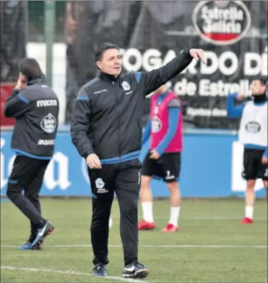  ??  ?? ORÍGENES. Cristóbal vuelve al Camp Nou, donde debutó como futbolista profesiona­l con el Barcelona.